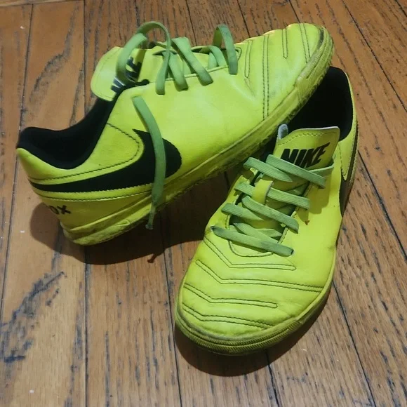 US size 3 soccer shoes - Picture 2 of 5